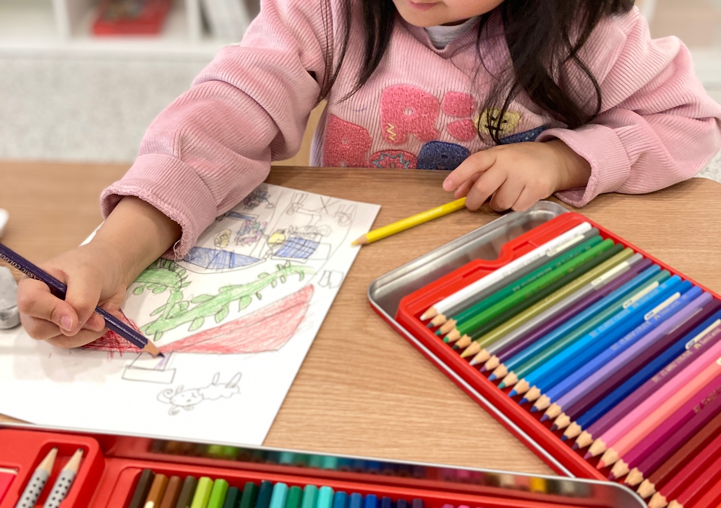 색연필로 동물 친구를 그리는 아이