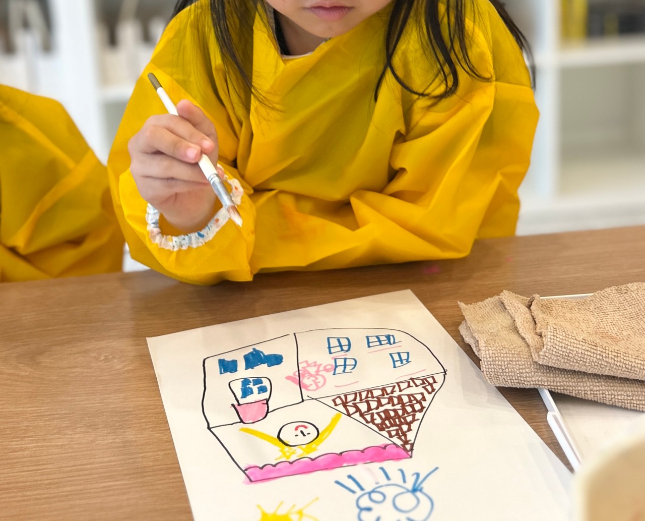 아이가 집중해서 그림을 그리는 모습