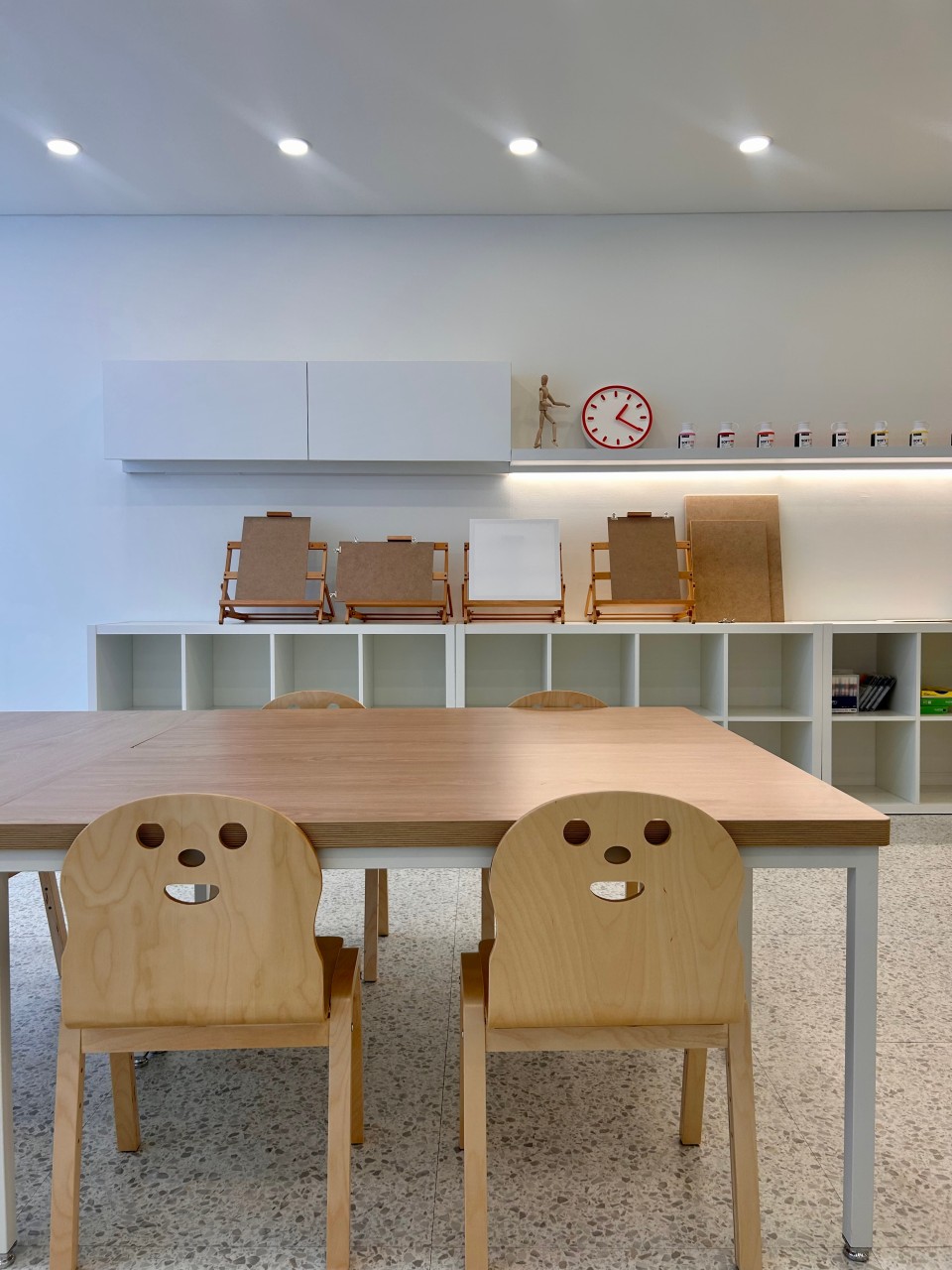 드로잇 미술학원 내부 — 곰돌이 의자와 작업 테이블