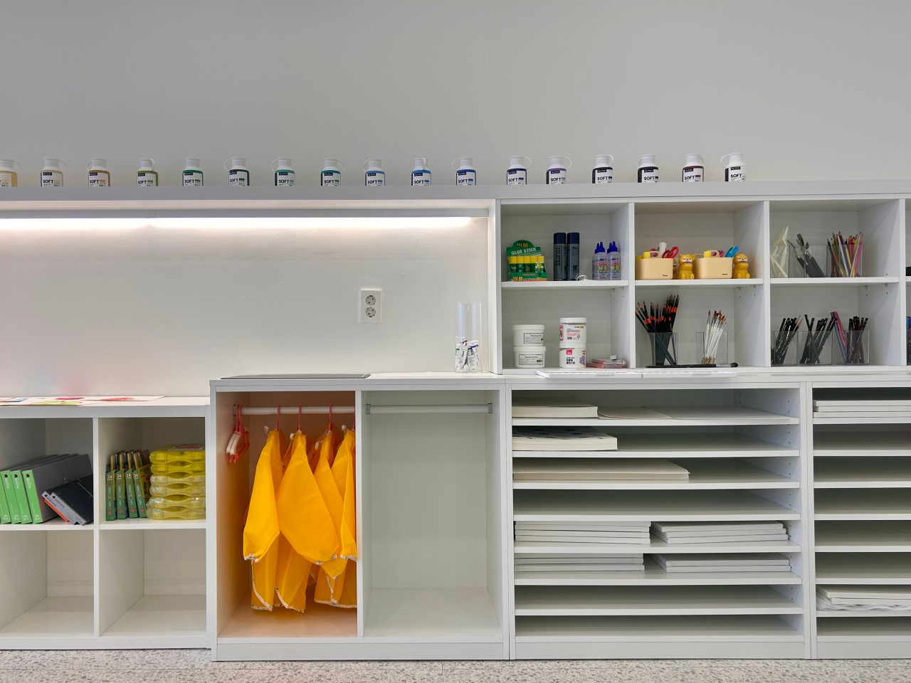 정돈된 드로잇 미술 도구 선반