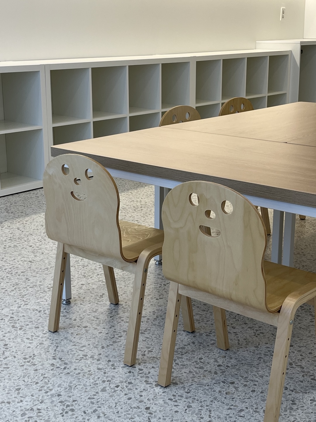 아이 친화적인 곰돌이 의자와 정돈된 보관 공간